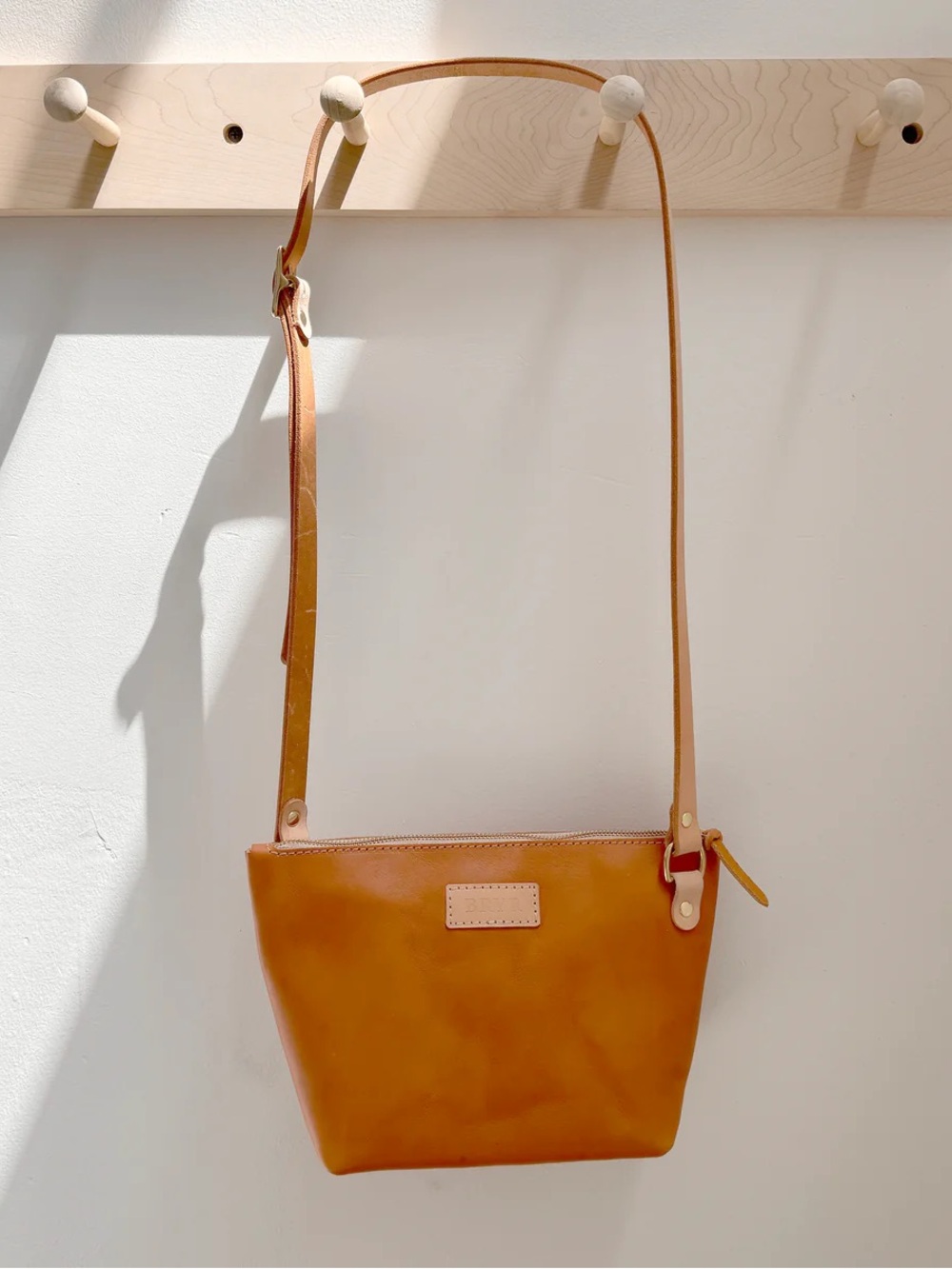 Bryr Leather Crossbody Bag Whiskey NWT in original box - Picture 5 of 5